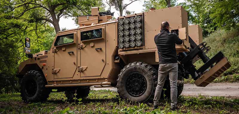 Sherpa 2AM AMM, mortero embarcado blindado desplegando el mortero.